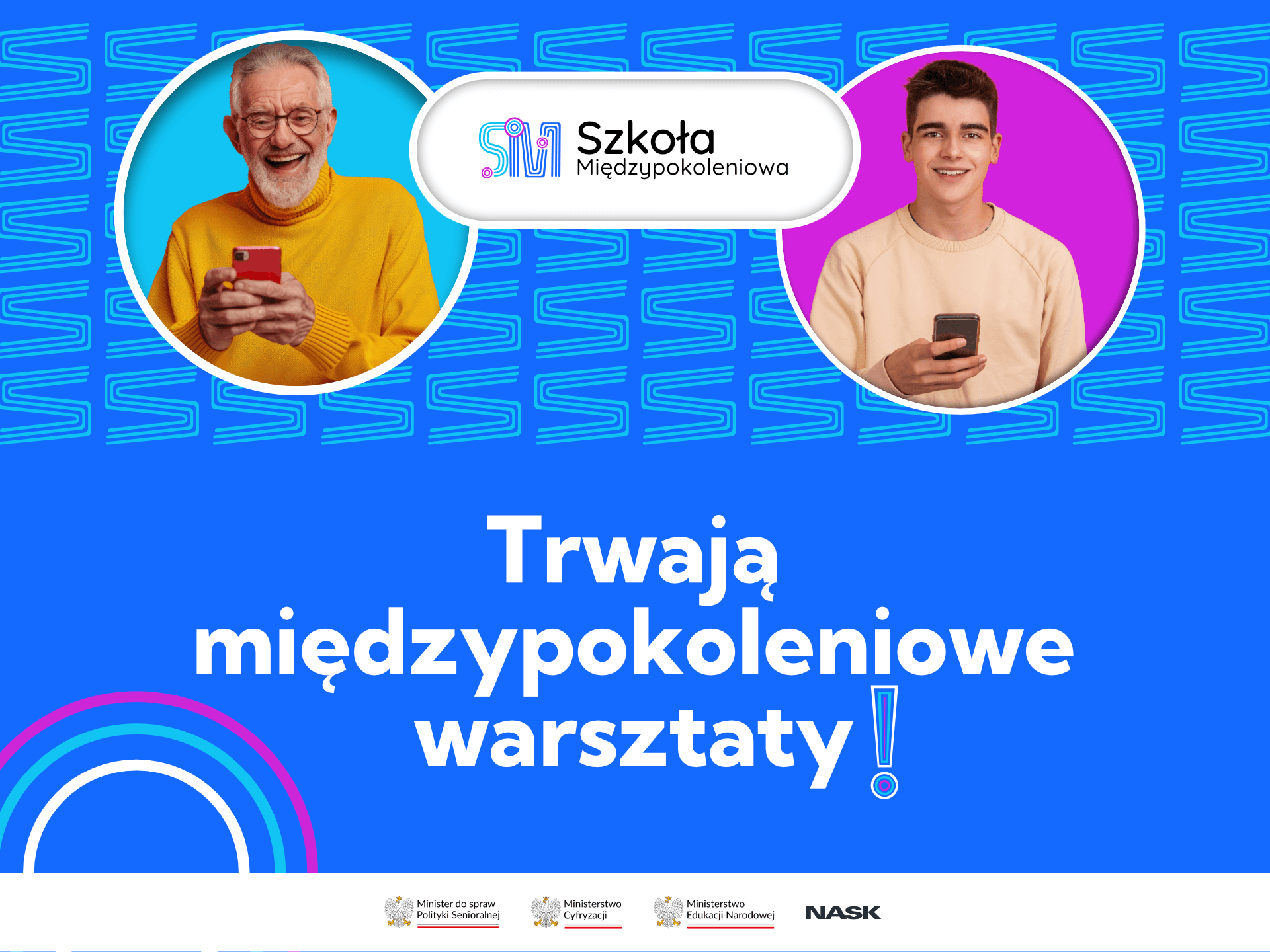 Grafika promująca międzypokoleniowe warsztaty organizowane w ramach inicjatywy „Szkoła Międzypokoleniowa”. Na niebieskim tle widnieją dwie okrągłe fotografie – po lewej stronie uśmiechnięty starszy mężczyzna w żółtym swetrze trzymający smartfon, po prawej młody chłopak w beżowej bluzie również z telefonem w ręce. Pomiędzy zdjęciami znajduje się logo inicjatywy oraz napis w języku polskim: „Trwają międzypokoleniowe warsztaty!”. W dolnej części grafiki widoczne są logotypy Ministerstwa do spraw Polityki Senioralnej, Ministerstwa Edukacji Narodowej, Ministerstwa Cyfryzacji oraz NASK.