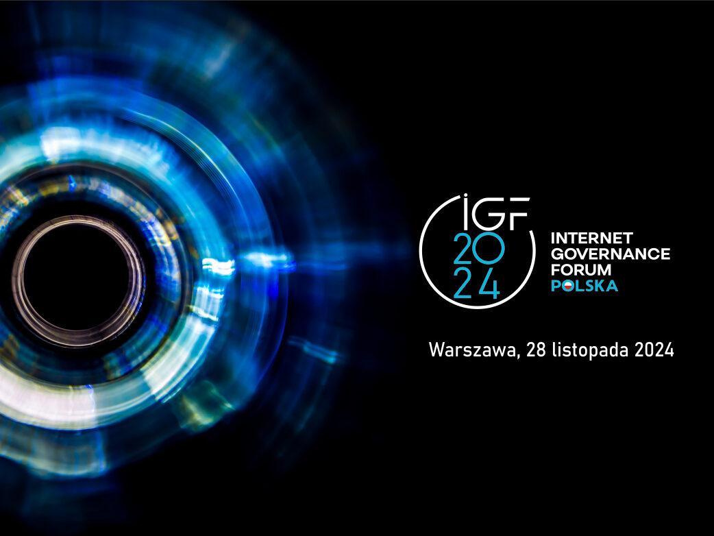 Abstrakcyjna grafika przypominająca niebieski, świetlny pierścień, z prawej strony napis Internet Governance Forum Polska, Warszawa, 28 listopada 2024