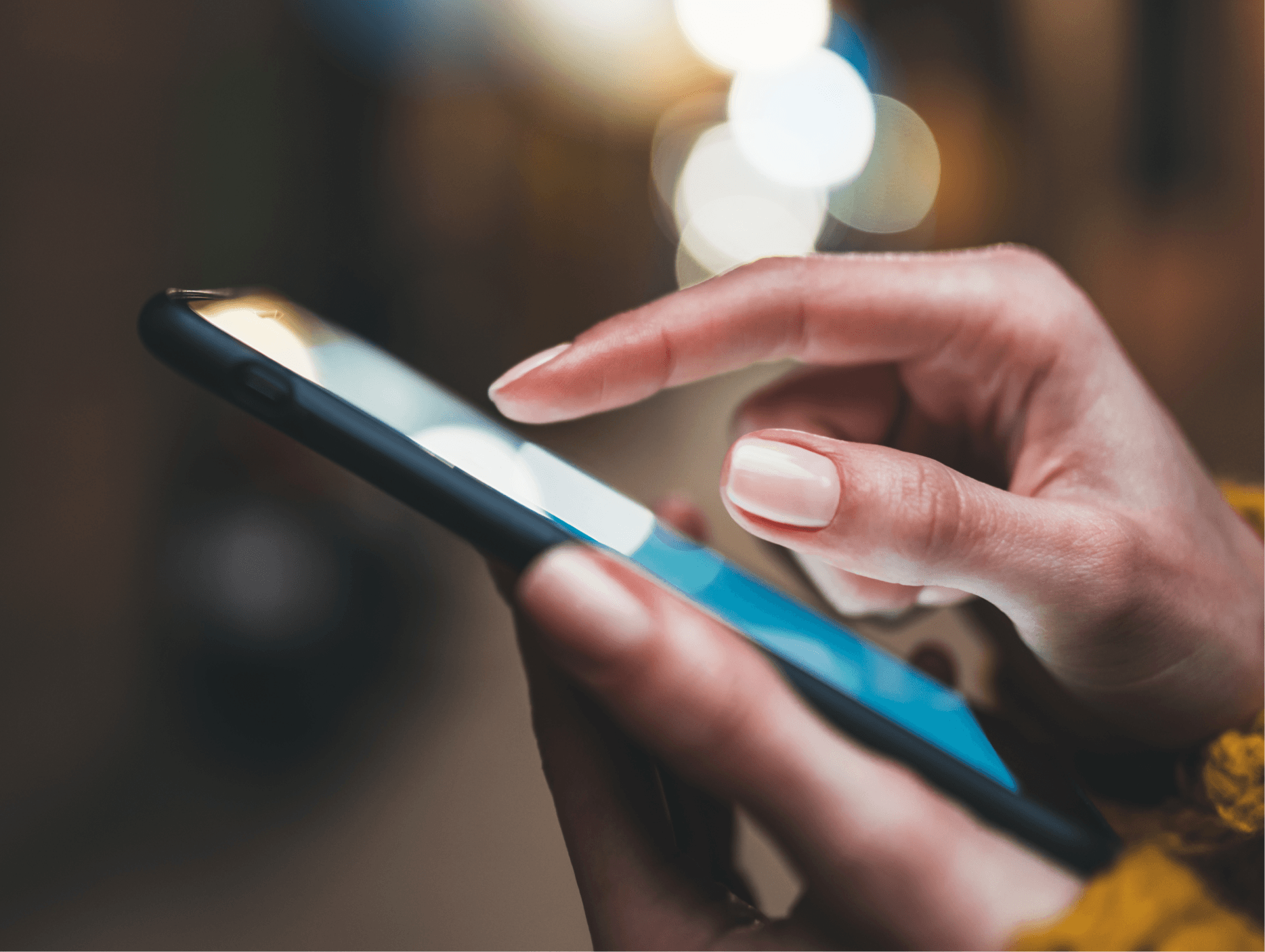 Ręka zbliżająca się do ekranu telefonu