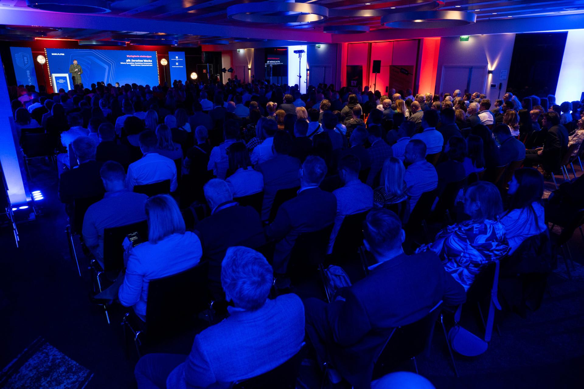 Uczestnicy, siedzący na sali podczas konferencji.
