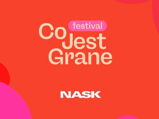 Czerwone tło z napisem „festival Co Jest Grane” na środku, stylizowanym jasnym fontem. Słowo „festival” umieszczone jest w różowo-fioletowym zaokrąglonym prostokącie. Na dole znajduje się białe logo „NASK”. W rogach widoczne są różowe i czerwone okrągłe kształty.
