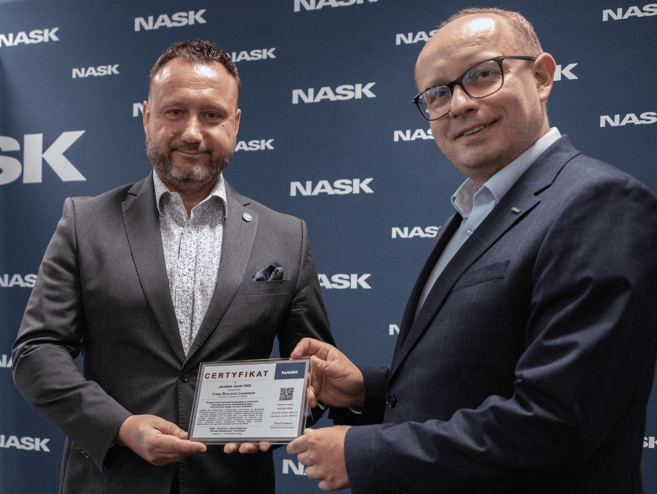 Instytut NASK przyznał pierwsze dwa indywidualne certyfikaty cyberbezpieczeństwa. Otrzymali je: Jarosław Fiks, dyrektor generalny w Biurze Rzecznika Praw Pacjenta oraz Bartosz Dominiak, dyrektor generalny w Ministerstwie Cyfryzacji.