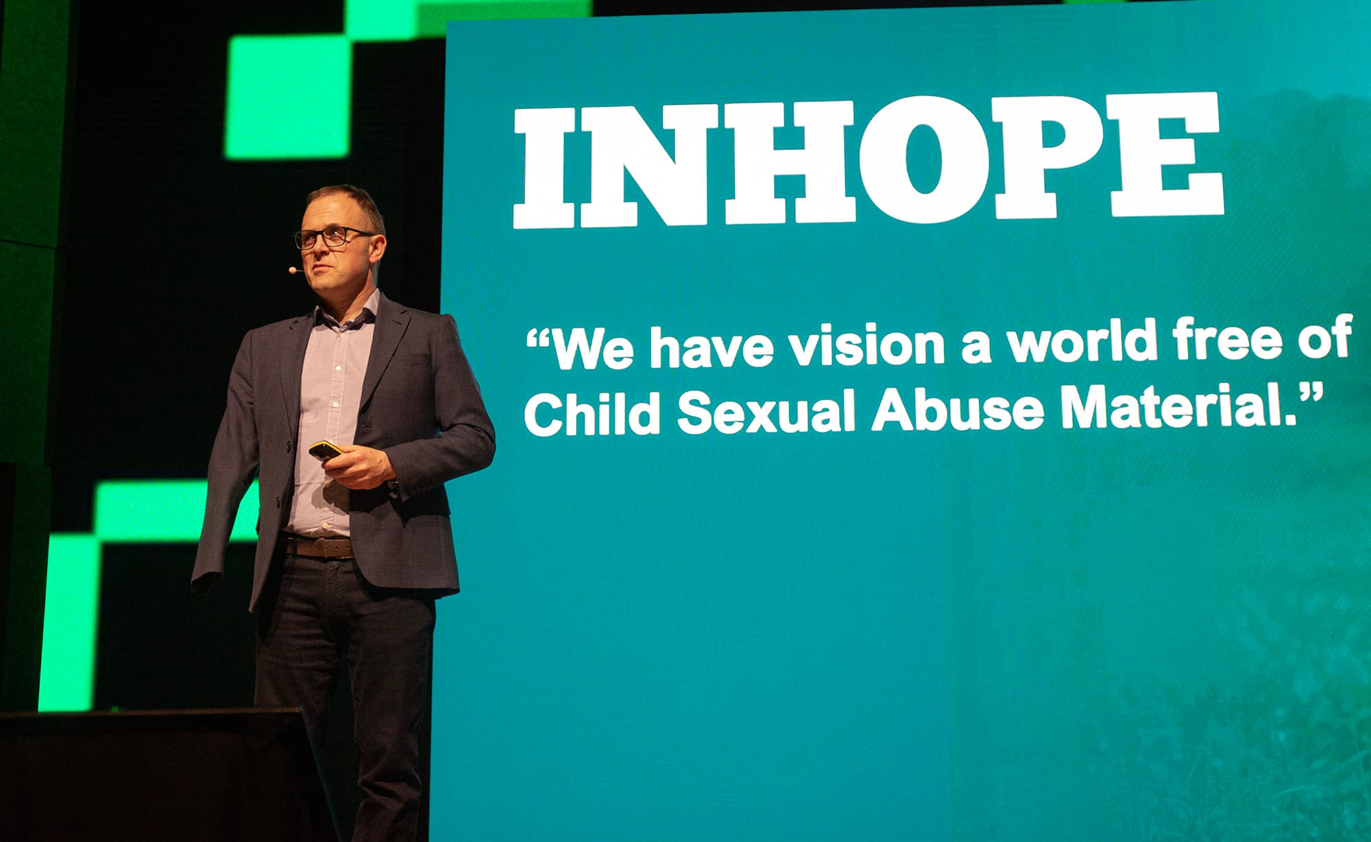 Mężczyzna wygłaszający prelekcję.