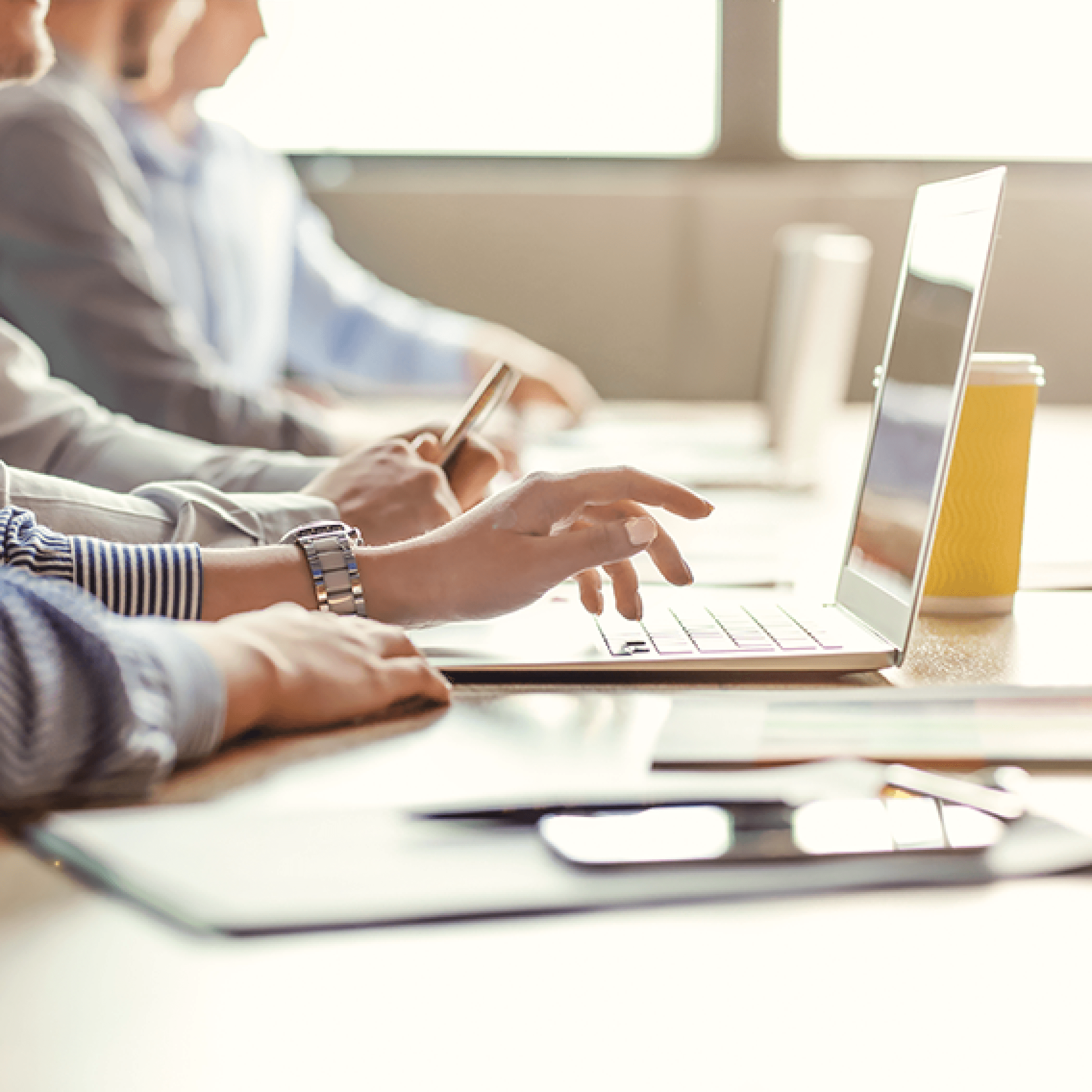 Ręce na klawiaturze laptopa