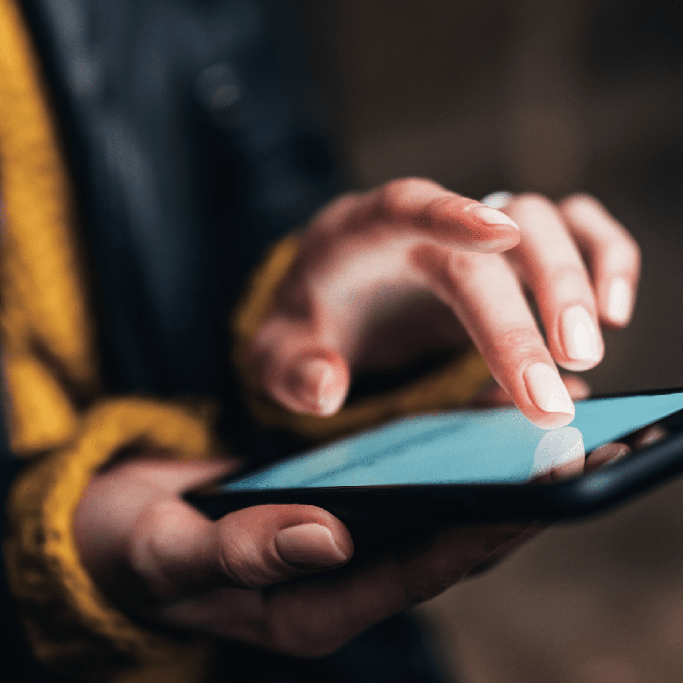 Kobieta dotykająca opuszkami palców ekranu komórki.