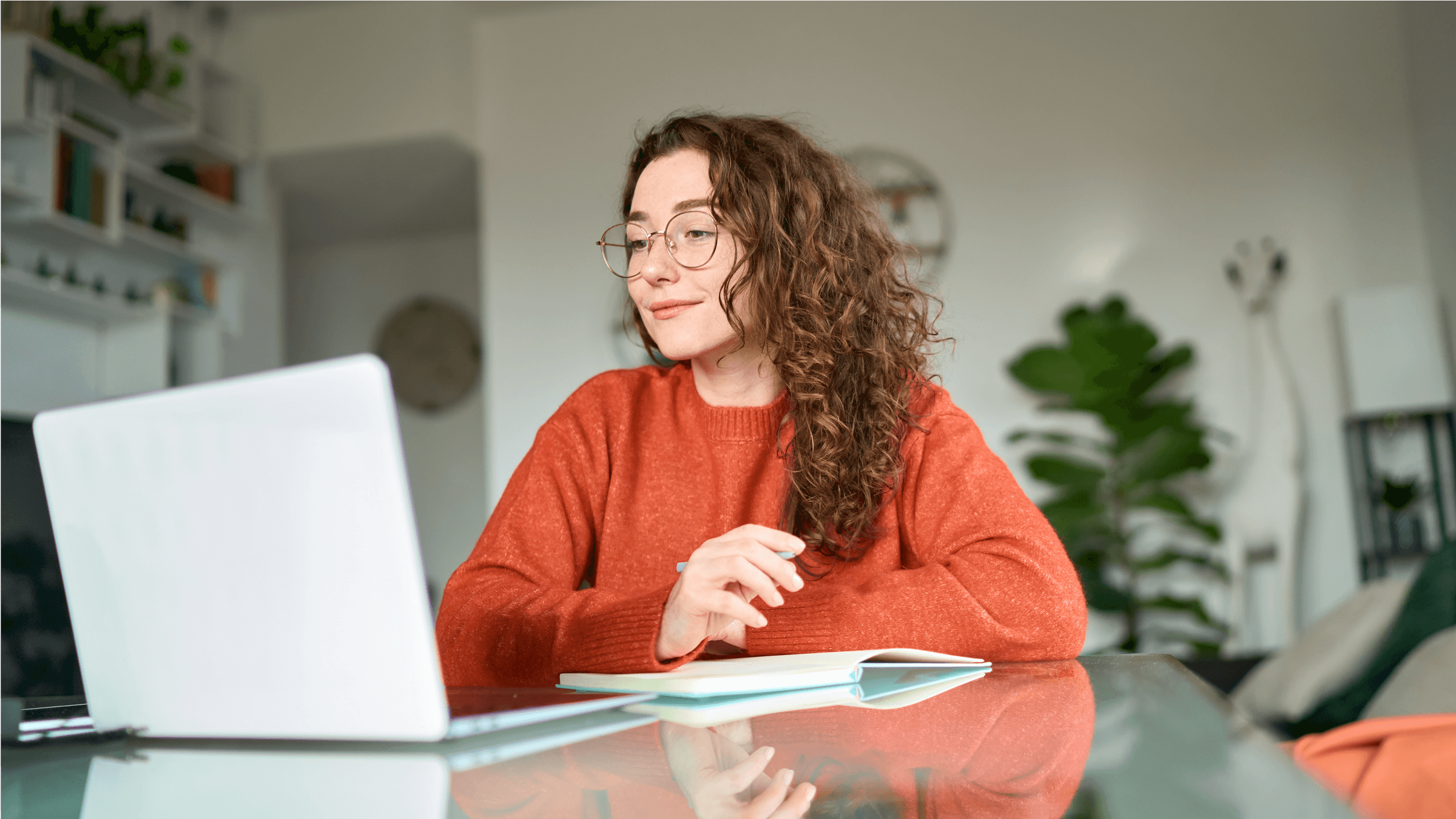 Kobieta siedząca przy biurku i przy komputerze