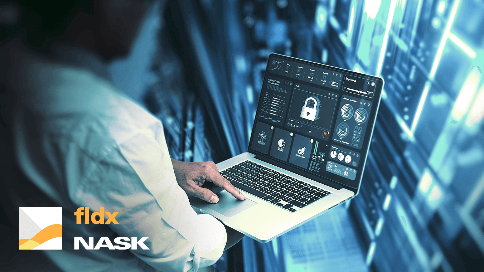 Mężczyzna przesuwający palcem po gładziku laptopa. Napis: FLDX NASK