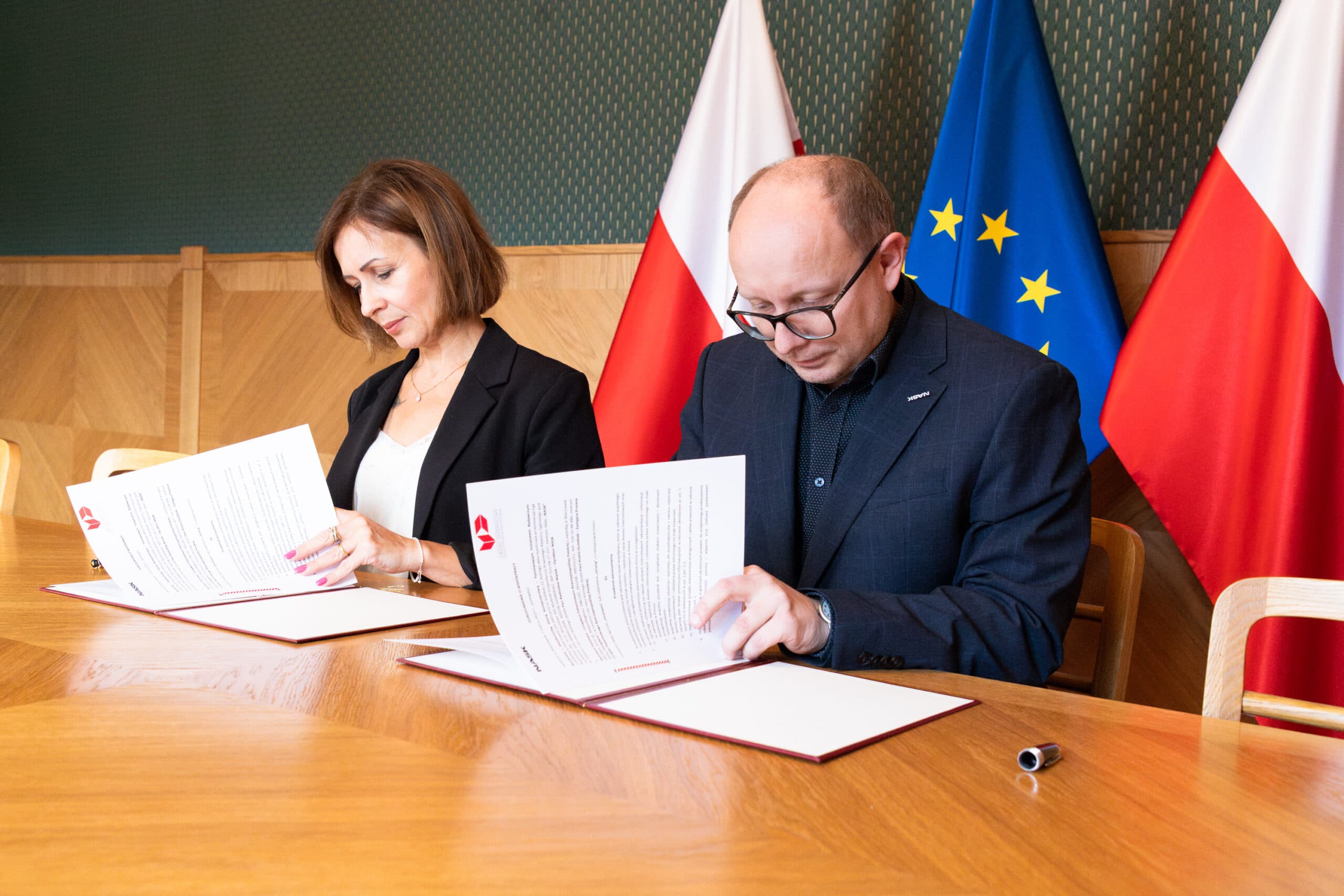 Podpisanie umowy między UPRP a NASK
