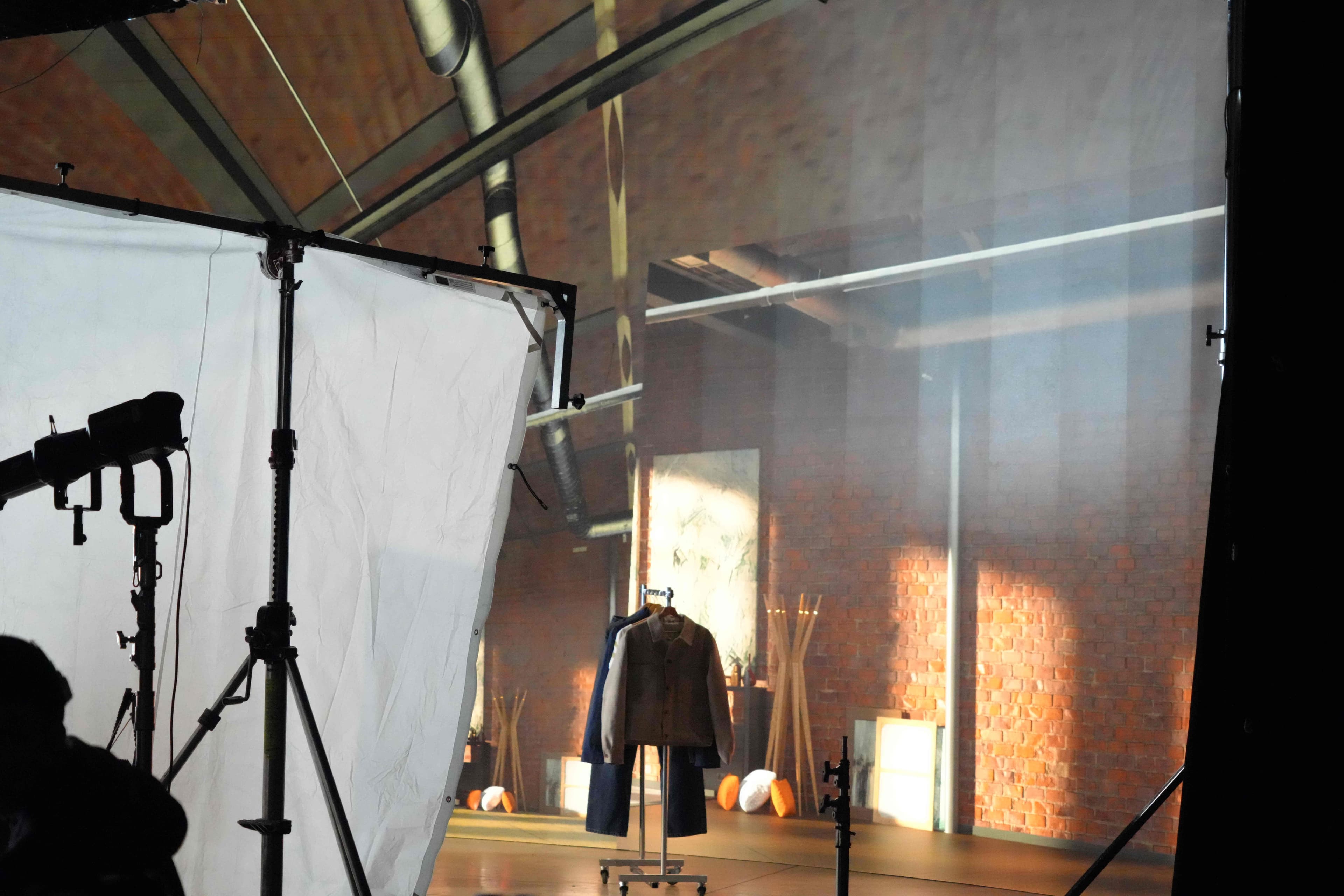 Stojak z ubraniami na planie zdjęciowym