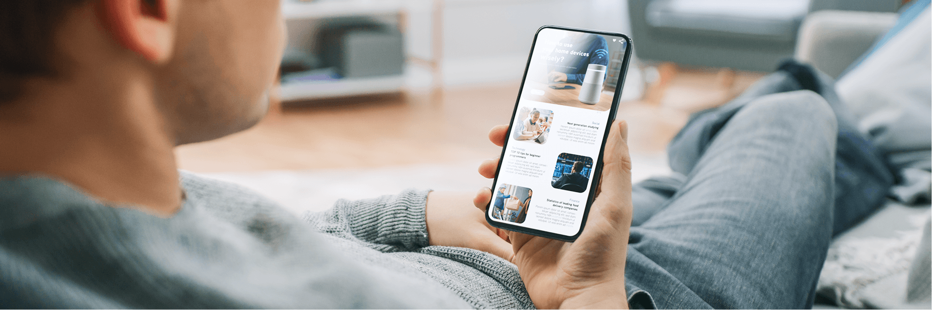 Mężczyzna trzymający w ręce telefon