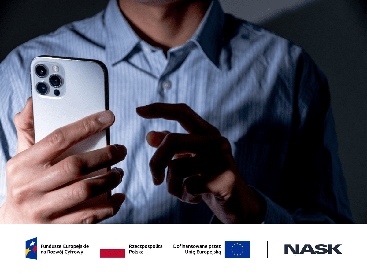Mężczyzna w niebieskiej koszuli w paski trzyma w dłoniach smartfon z trzema aparatami. W dolnej części obrazka znajdują się logotypy: Fundusze Europejskie na Rozwój Cyfrowy, Rzeczpospolita Polska, Unia Europejska oraz NASK, co sugeruje, że projekt jest współfinansowany przez Unię Europejską.