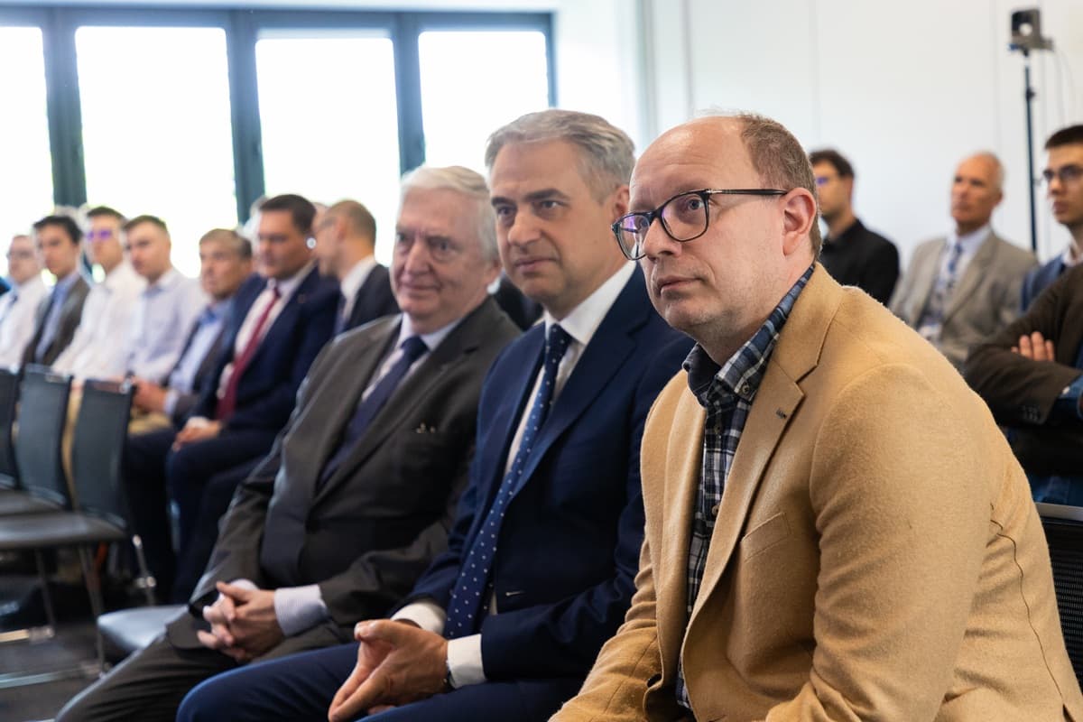 Dyrektor NASK Radosław Nielek, minister cyfryzacji Krzysztof Gawkowski i Wiesław Paluszyński, prezes Polskiego Towarzystwa Informatycznego