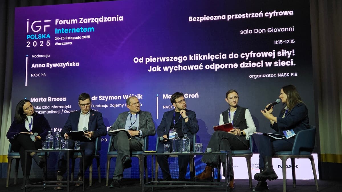 Uczestnicy panelu dyskusyjnego podczas Forum Zarządzania Internetem IGF Polska 2025 w Warszawie. Na scenie siedzi pięć osób, a jedna z panelistek mówi do mikrofonu.