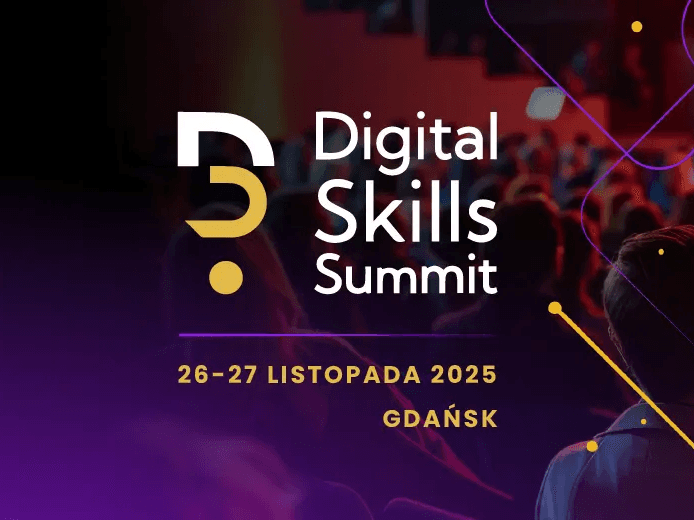Grafika promująca wydarzenie Digital Skills Summit. Na pierwszym planie widoczne jest logo konferencji, a w tle rozmyta publiczność siedząca na sali. Na dole podane są daty: 26–27 listopada 2025 oraz miejsce: Gdańsk.