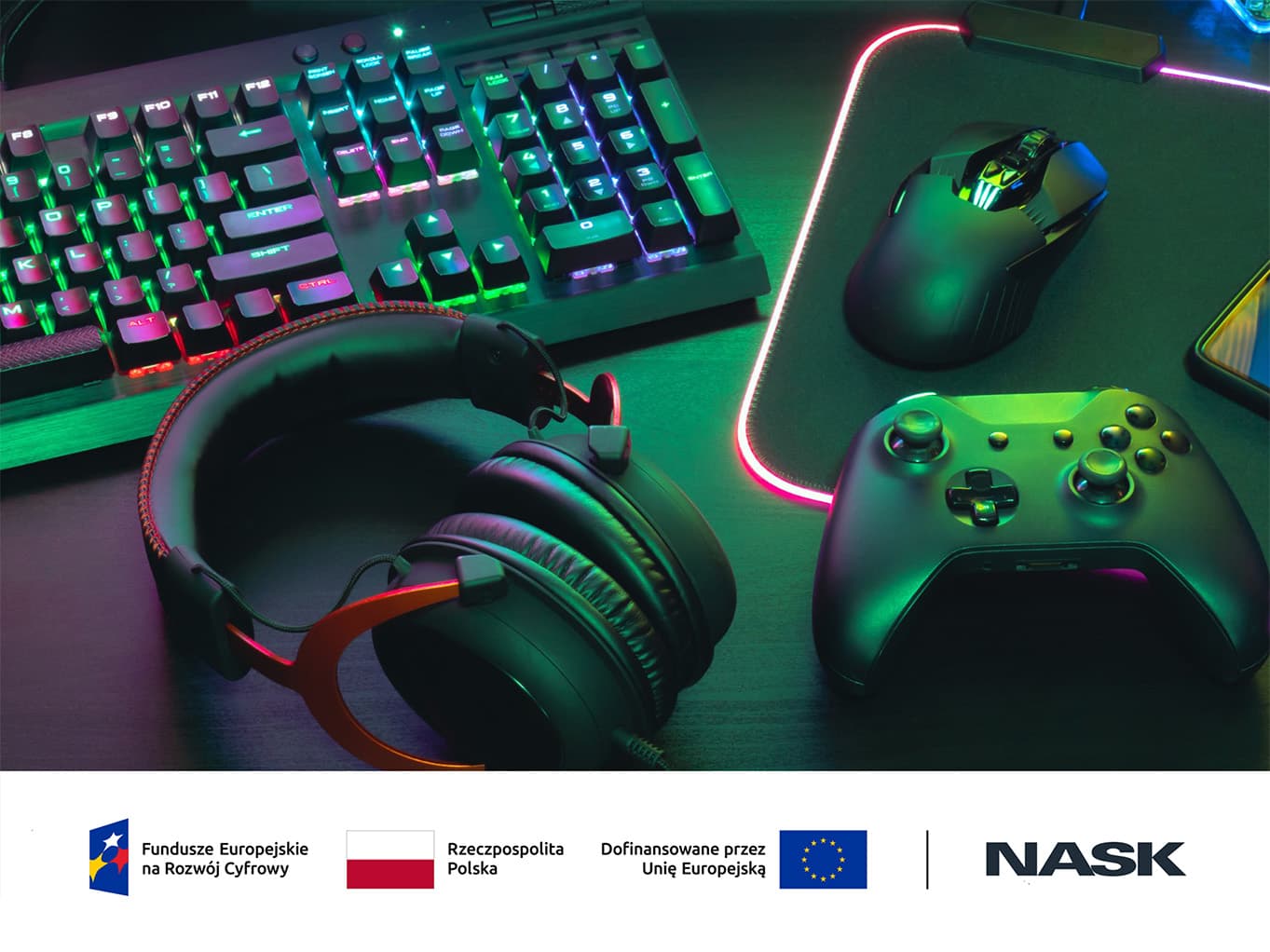 Pad i słuchawki na tle klawiatury